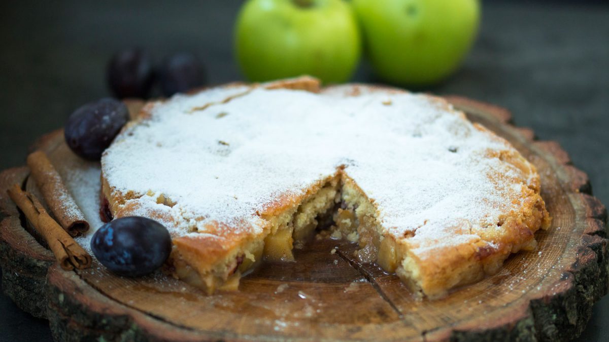 Prevrnuti tart sa jabukama i šljivama