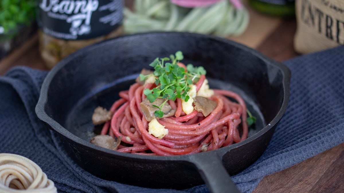 Pasta od cvekle sa mariniranom bukovačom i sirom iz mijeha