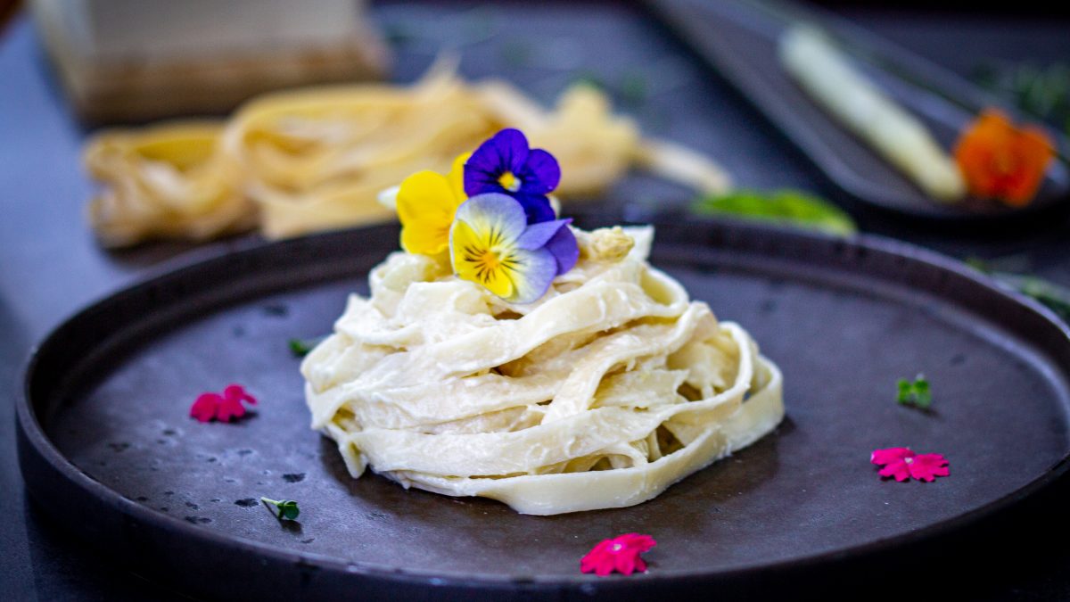 Pasta sa sosom od kozjeg sira i belih špargli