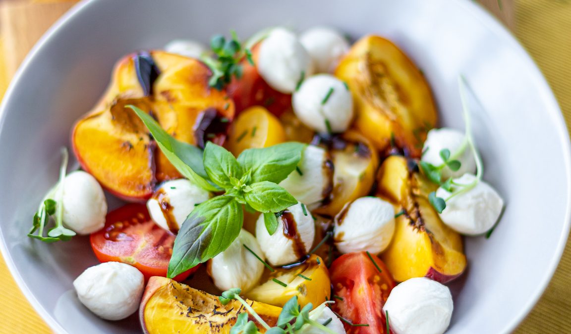 Caprese salata sa grilovanim breskvama