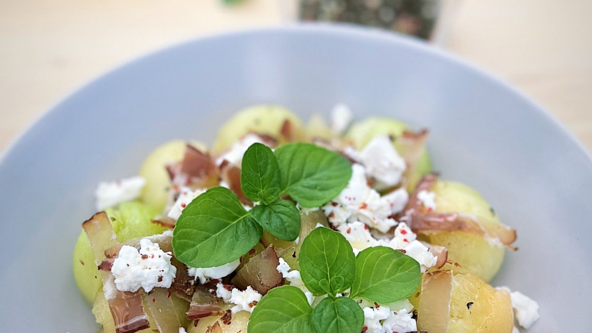 Salata sa dinjom, pršutom i mladim sirom