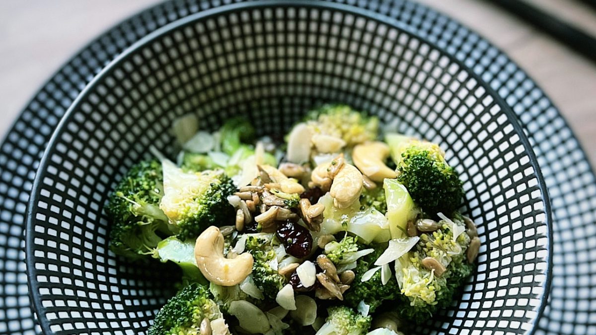 Salata sa brokolijem, orašastim plodovima I brusnicom